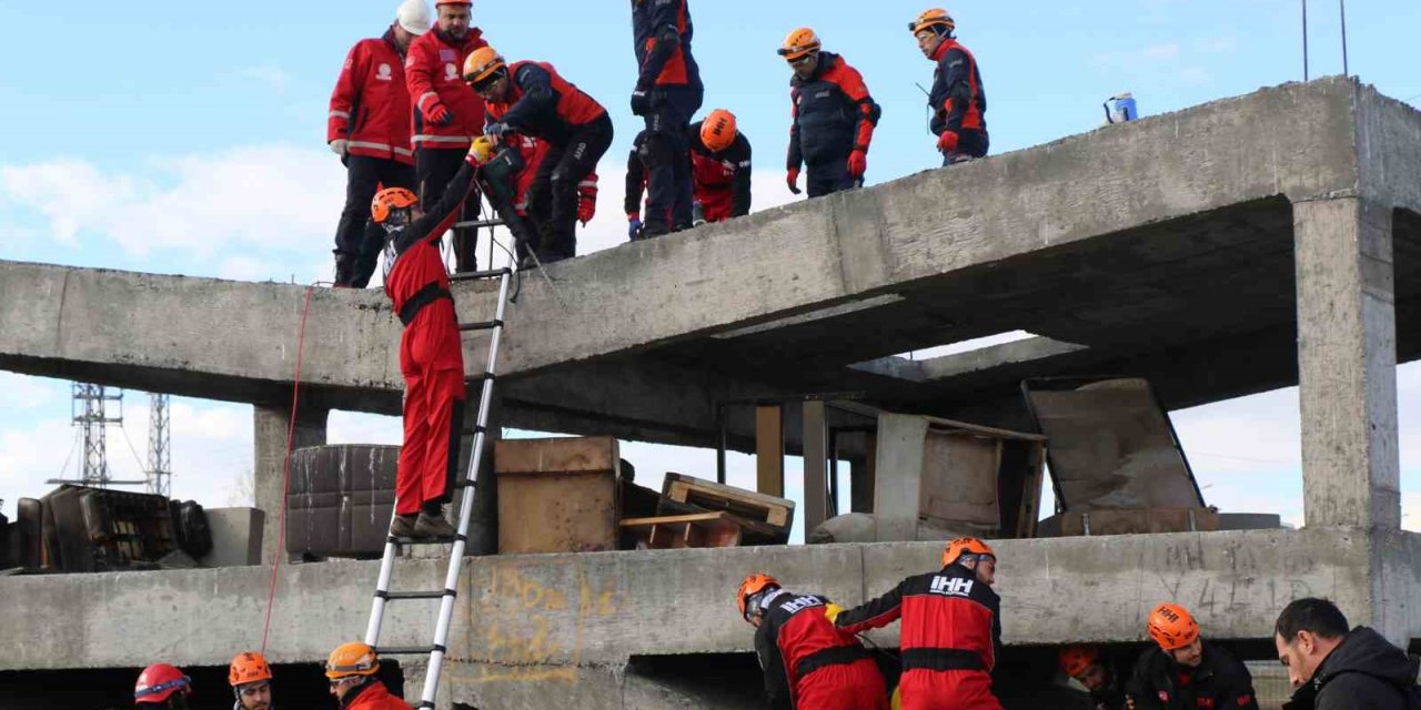 Erzincan’da gerçeği aratmayan deprem tatbikatı