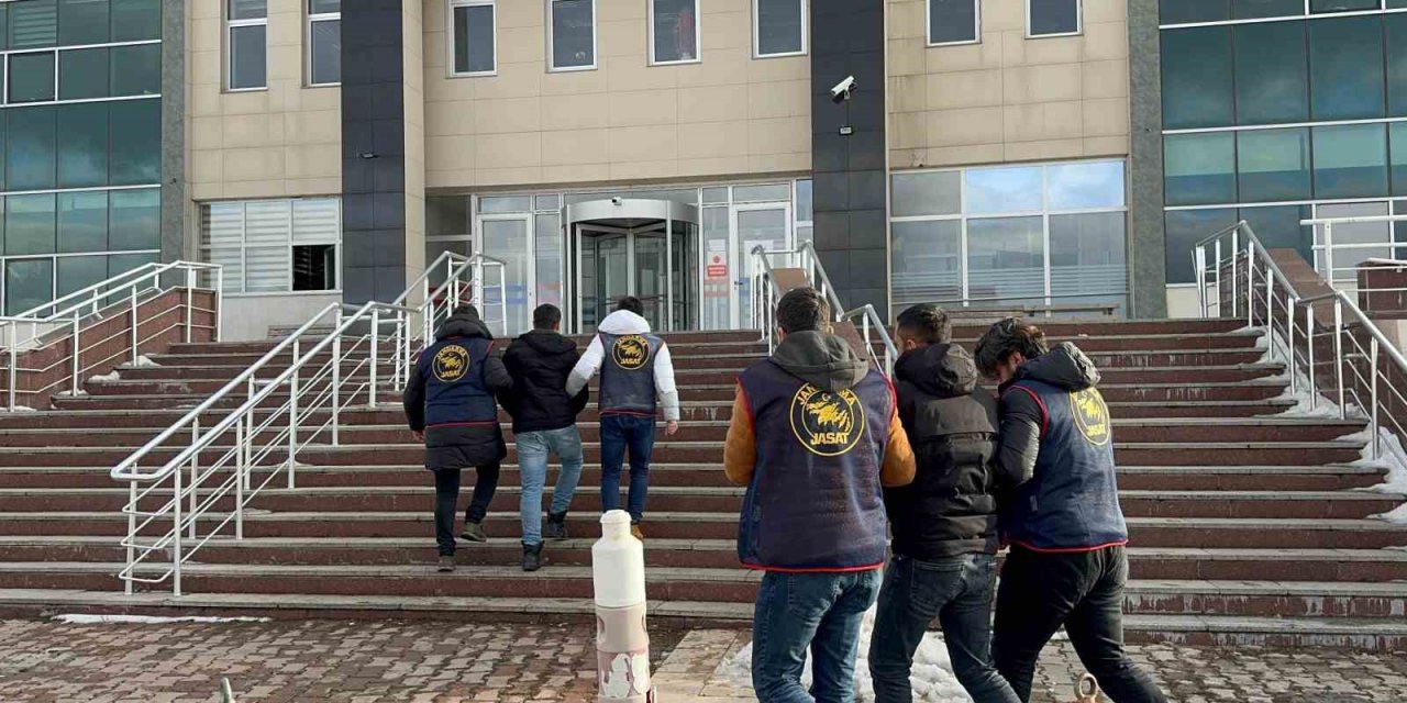 Kars’ta biri FETÖ/PDY terör örgütü üyesi 3 kişi yakalandı