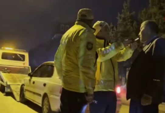 Polis ekipleri alkollü sürücüyü polis otosuna bindirmek için ter döktü