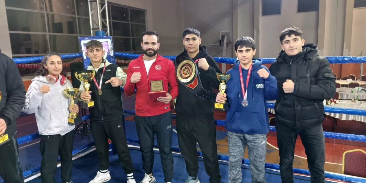 Ağrılı sporcular Muay Thai’de başarıya doymadı