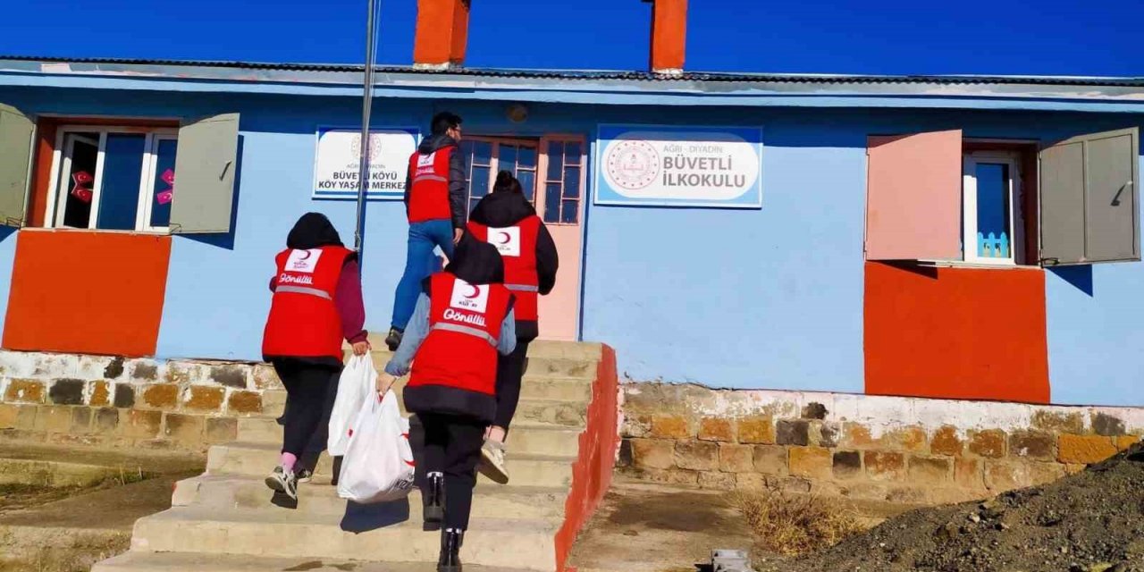 Ağrı’da Kızılay gönüllüleri vatandaşların yüzünü güldürüyor