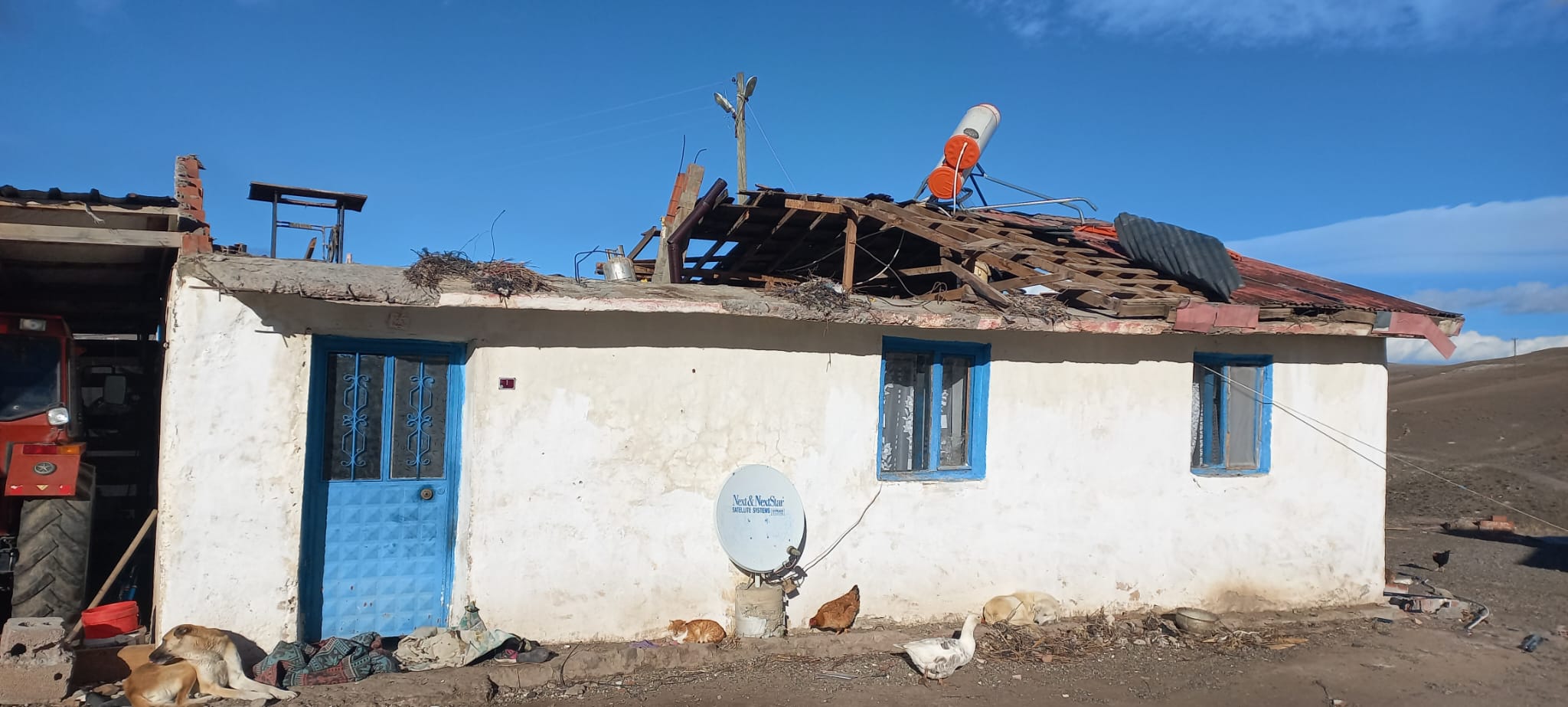 Kars’ta şiddetli rüzgar çatıları uçurdu