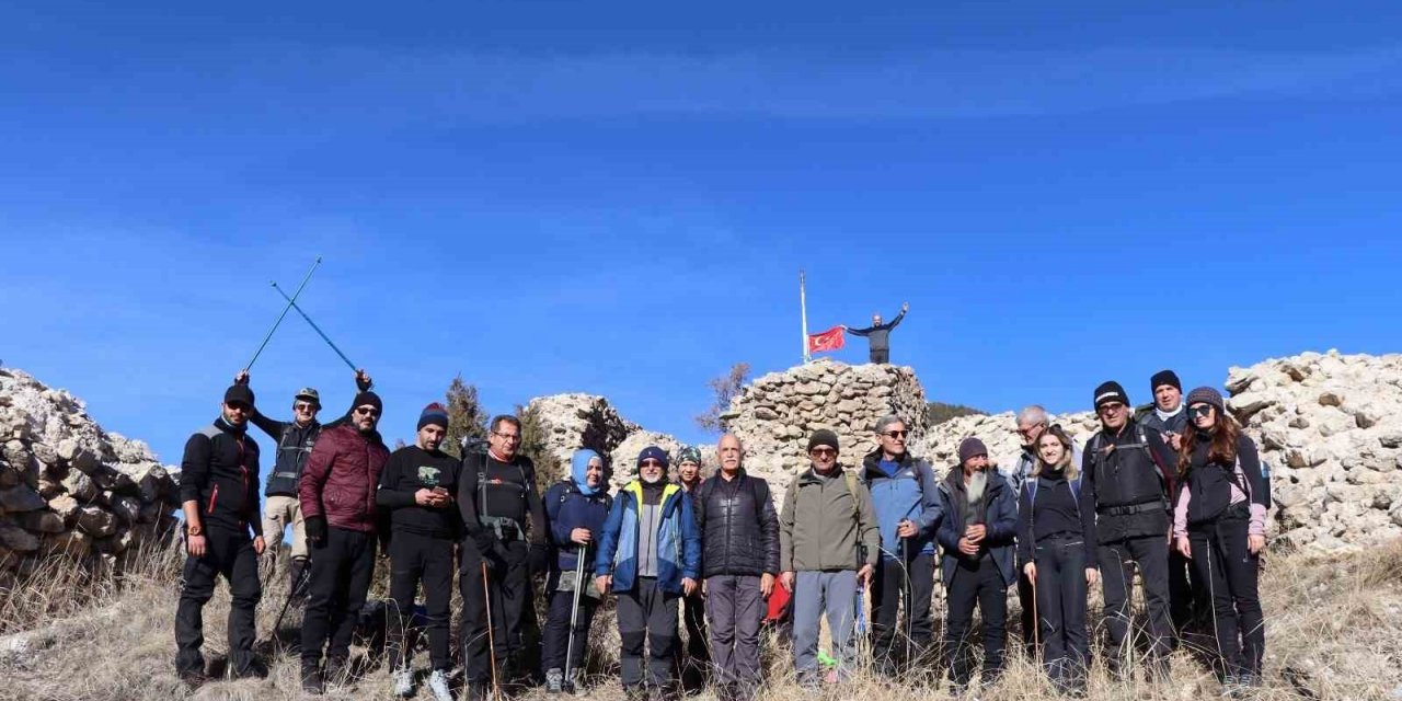 Oltu Tarmut Kalesi’nde İstiklal Marşı okuyup kupa maçında yaşanan olaylara tepki koydular