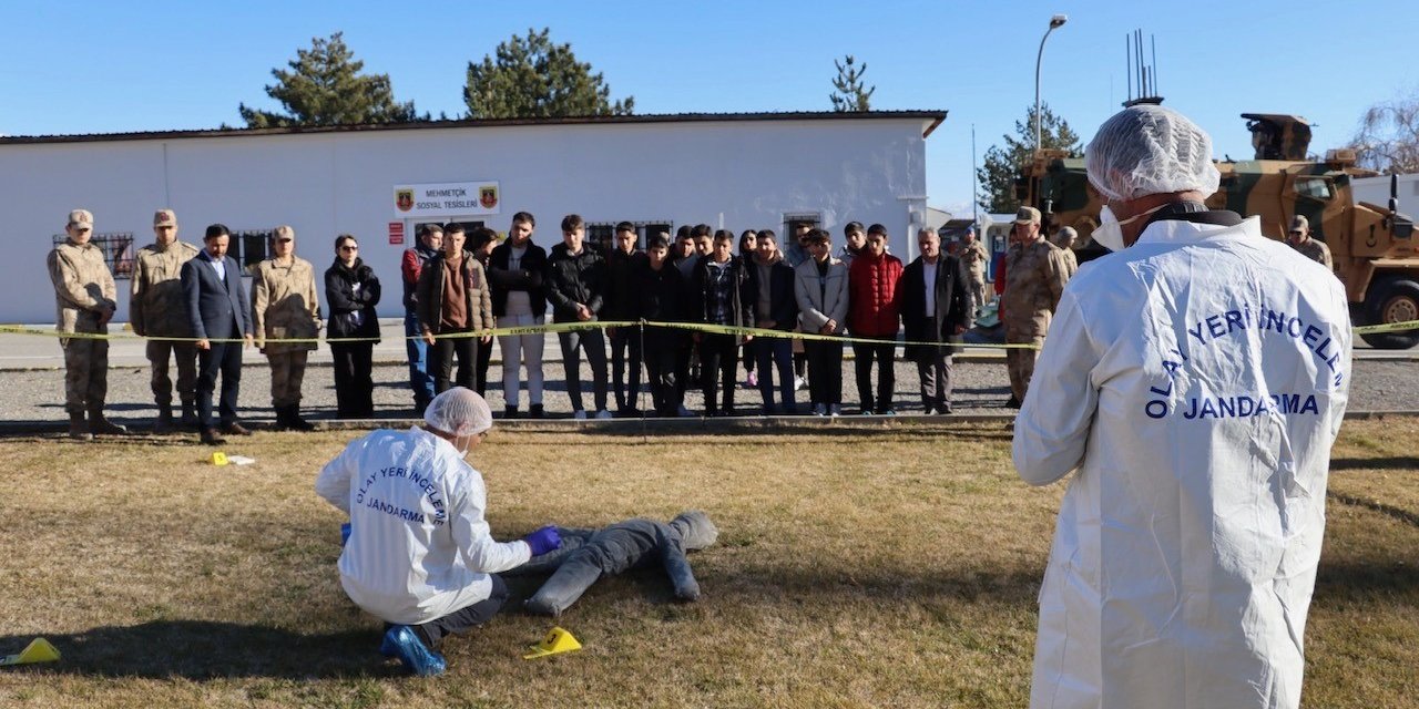 Jandarma ekiplerinden liseli öğrencilere meslek tanıtımı