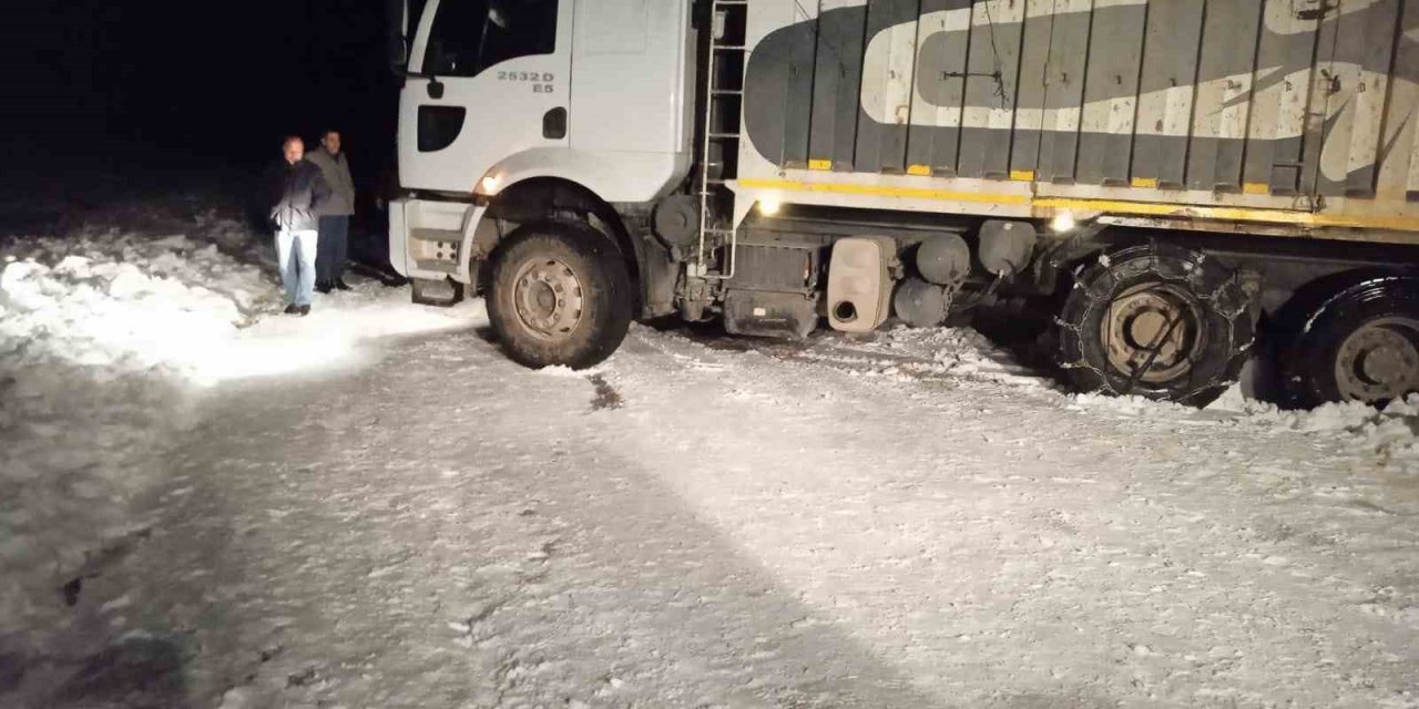 Muradiye’de kar nedeniyle yolda kalan araçlar kurtarıldı