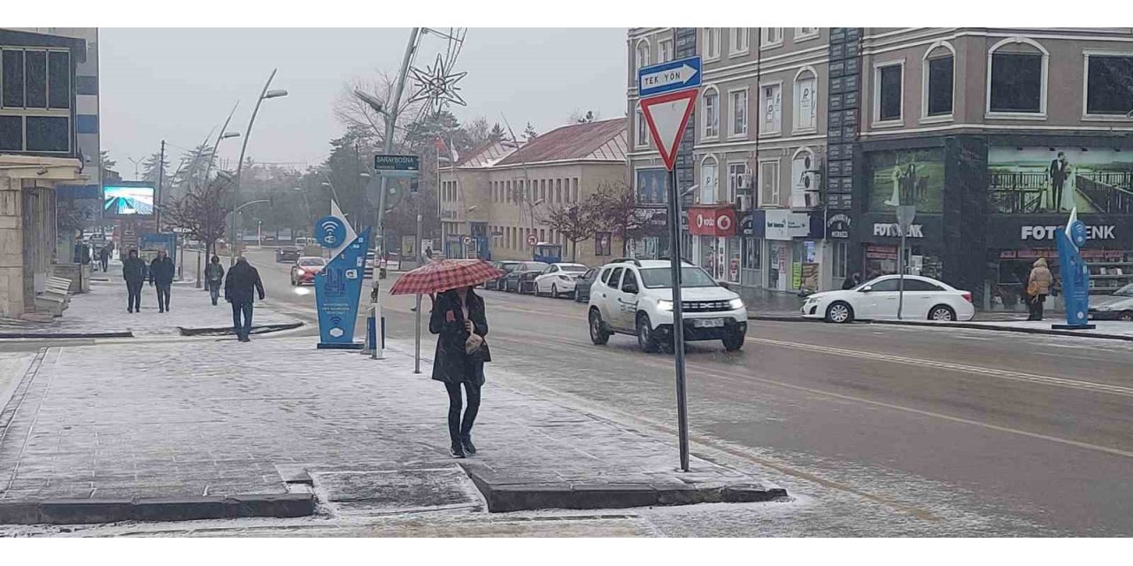 Erzurum’da kar yağışı etkili oluyor