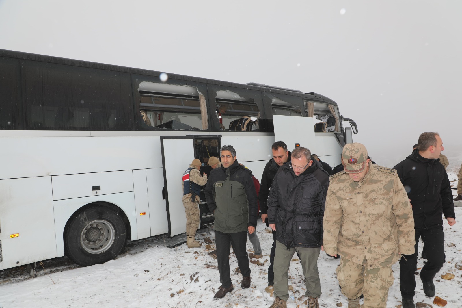 Kars'ta, 2 otobüs ve 1 kamyonun karıştığı kazada 2 ölü, 8 yaralı