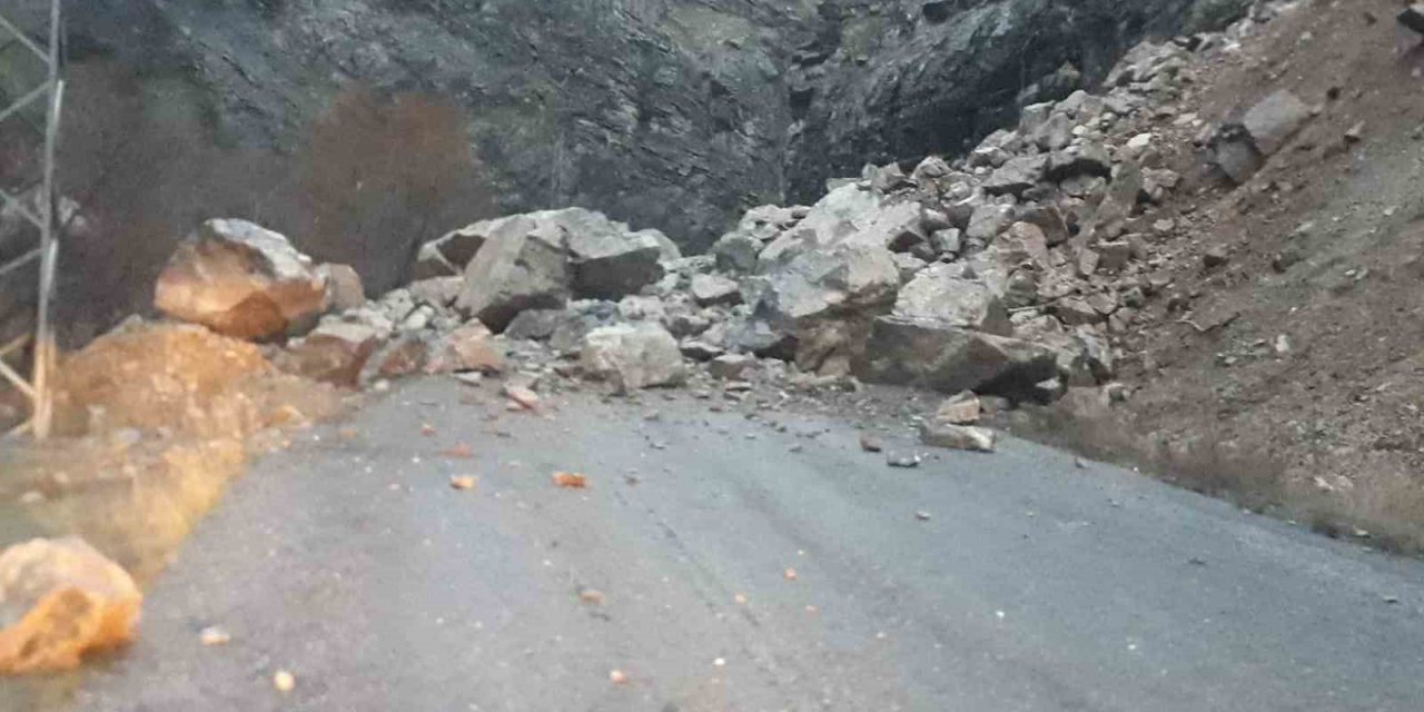 Hakkari’de dağdan kopan kayalar köy yolunu kapattı