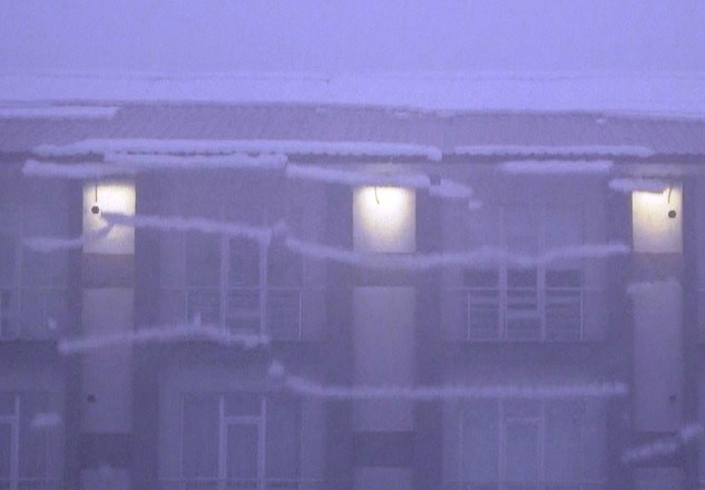 Bitlis’te çatıda biriken karlar şelale gibi caddeye aktı