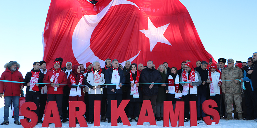 Sarıkamış'ta kardan heykel sergisi açıldı