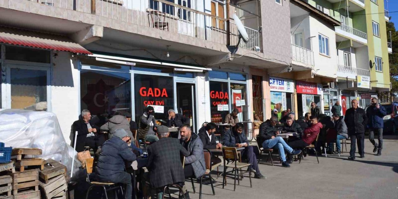 Tercan’da zemheri ayında vatandaşlar güneşli havanın tadını çıkarıyor