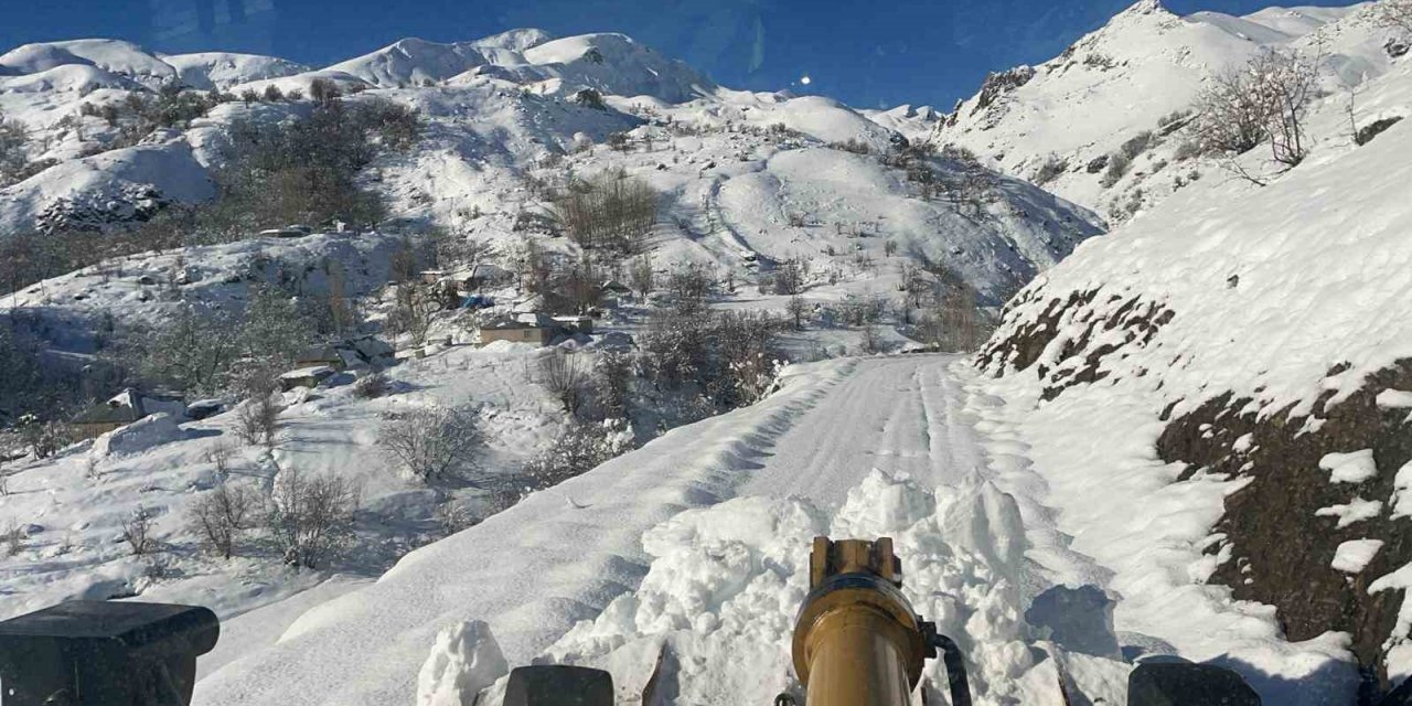 Hakkari’de 9 yerleşim yerinin yolu ulaşıma kapandı