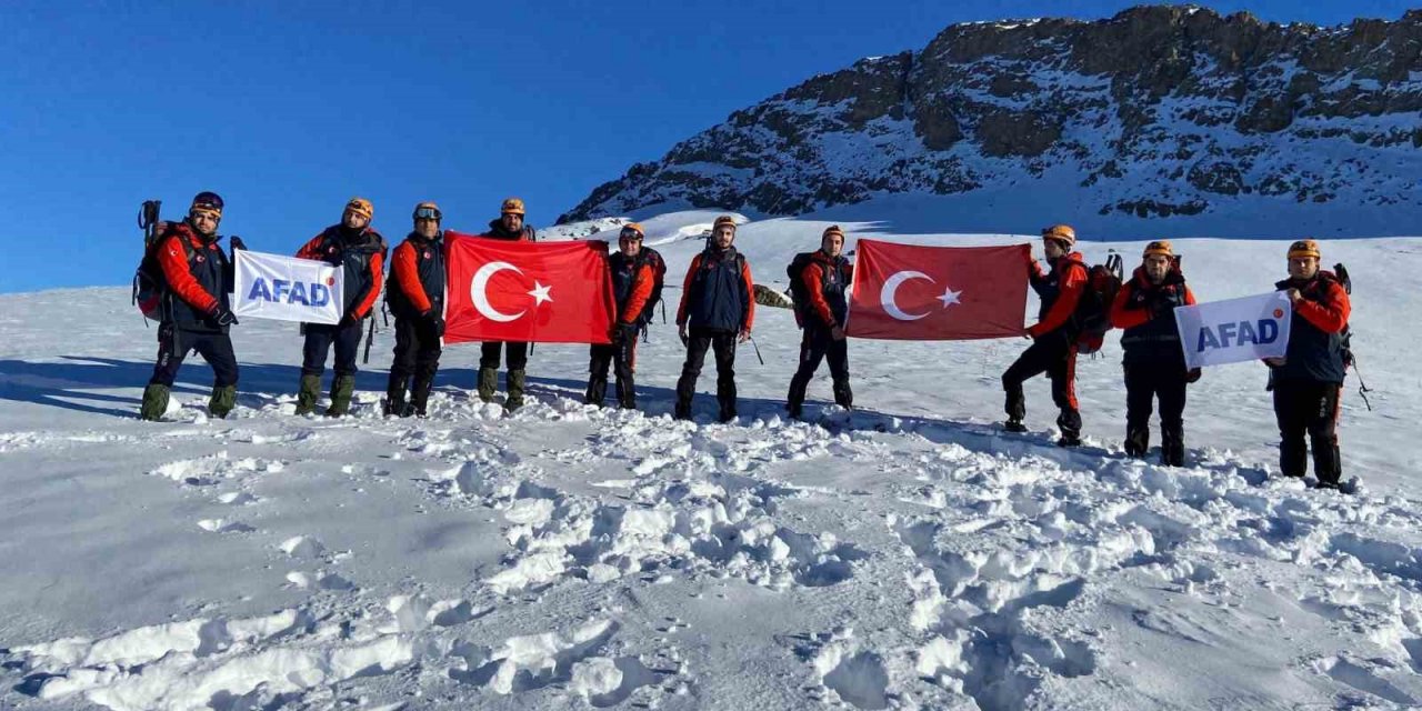 Van’da Sarıkamış şehitleri Erek Dağı’nın zirvesinde anıldı