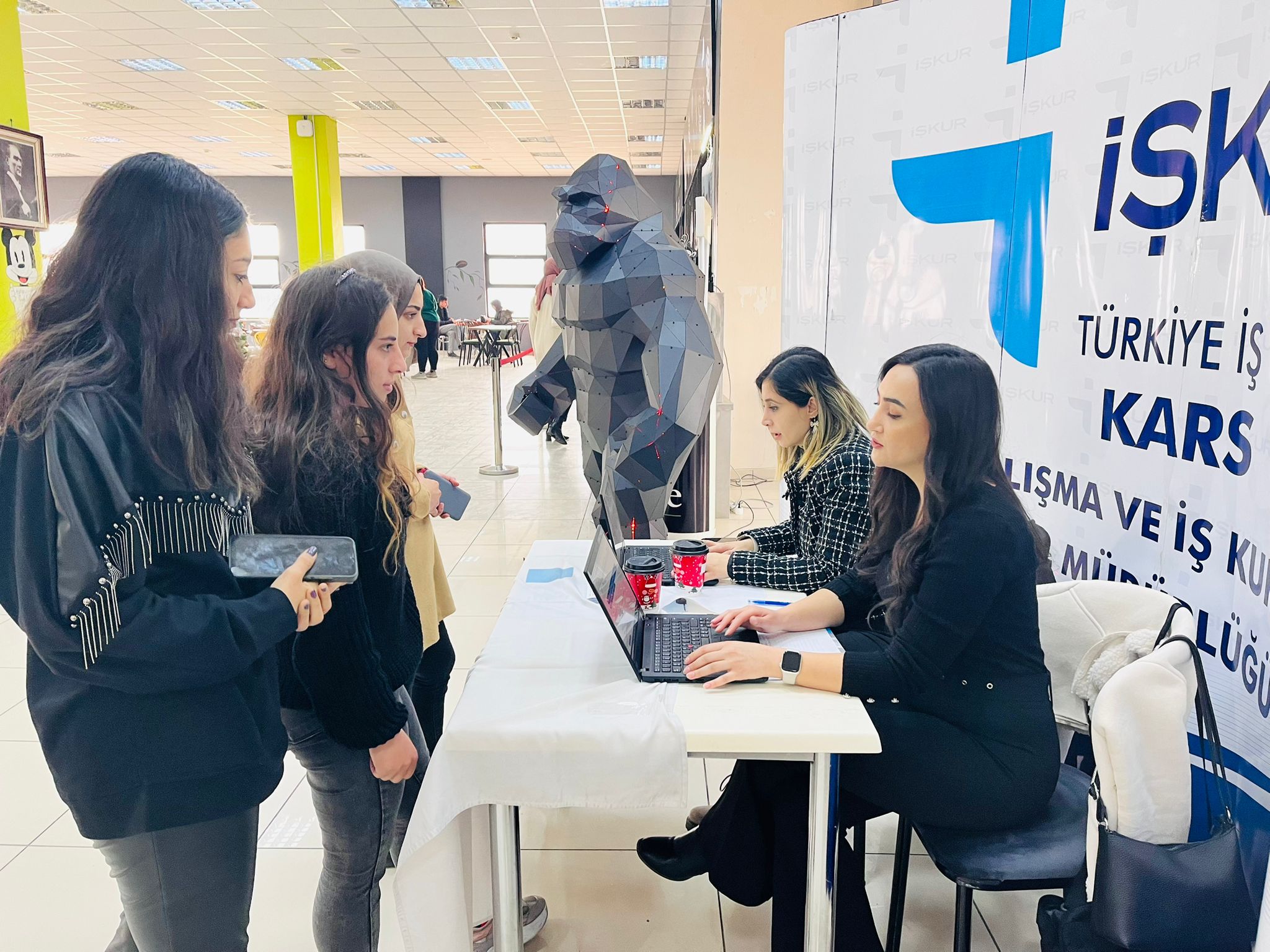 Kars İŞKUR, stant açarak üniversiteli öğrencilerle buluştu