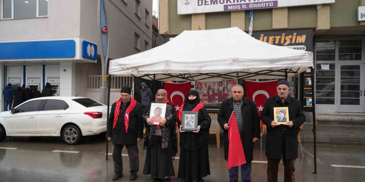 Aileler evlat nöbetine soğuk havaya rağmen devam etti