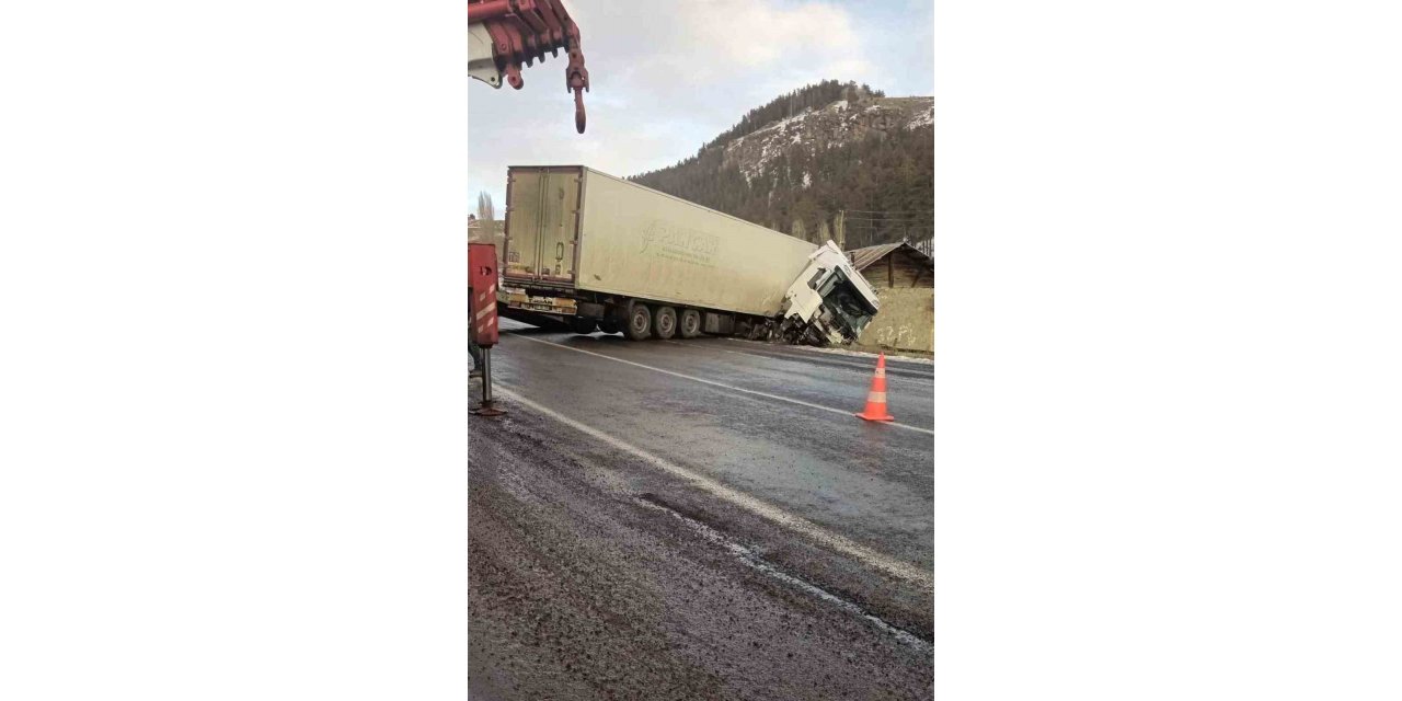 Buzlu yolda kayan tır eve çarptı