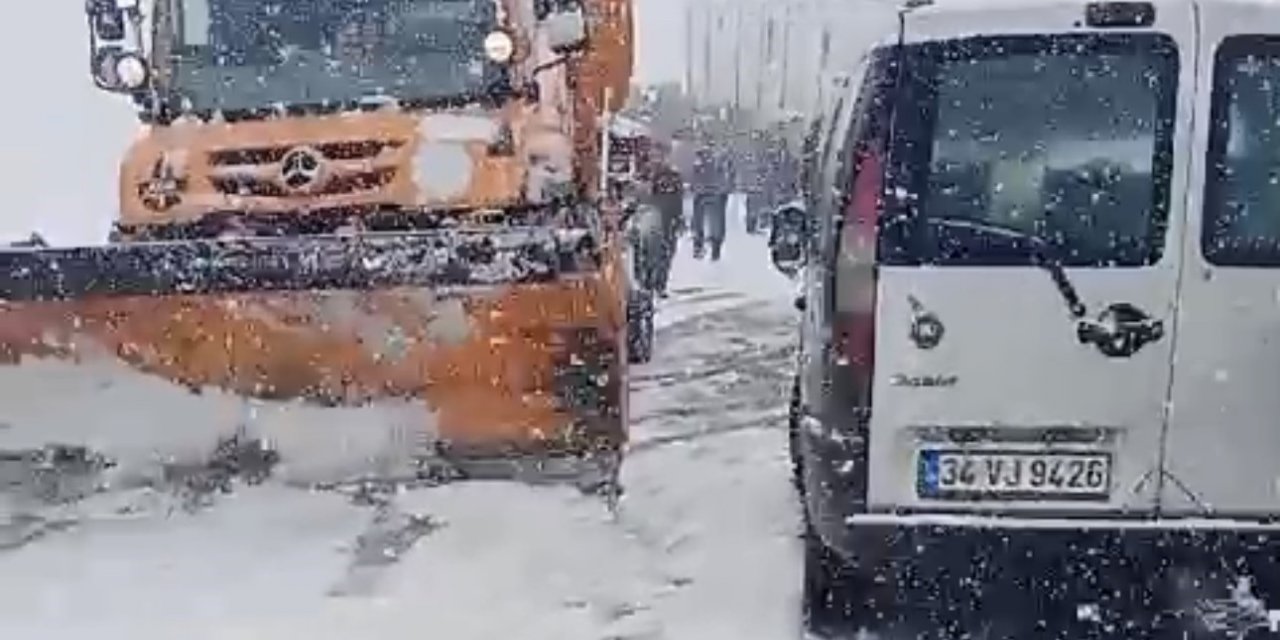 Yüksekova-Şemdinli kara yolunda çok sayıda araç mahsur kaldı