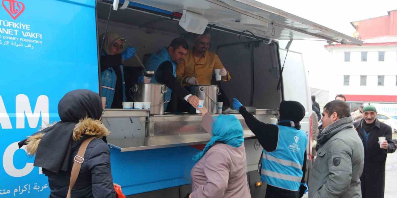 Ağrı’da "İçimizi Isıtan İyilik" projesi kapsamında çorba dağıtıldı