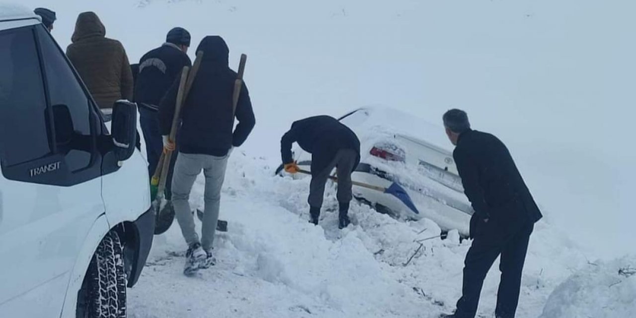 Özalp’ta kar nedeniyle yolda kalan araçlar kurtarıldı