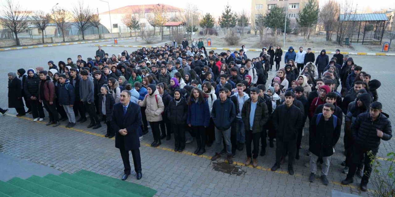 Muş’ta şehitler için bir dakikalık saygı duruşunda bulunuldu