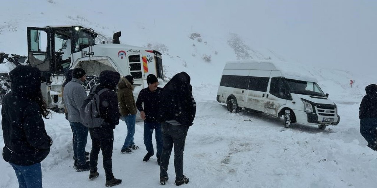 Hakkari’de karla mücadele çalışması devam ediyor