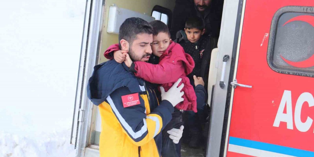 Ağrı’da 4 kardeşin yardımına paletli ambulans yetişti