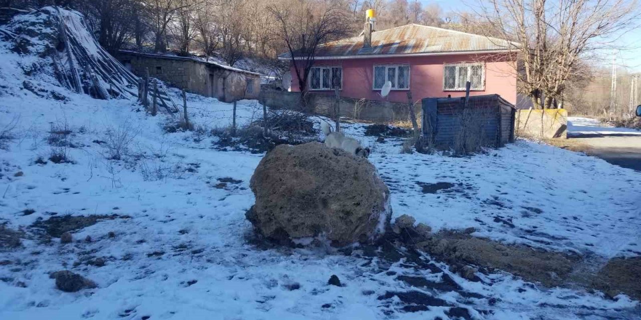 Yuvarlanan kayalar evleri teğet geçti