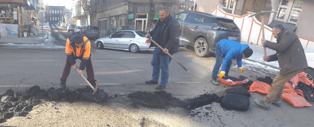 Kars Belediyesi bozulan yollara el attı