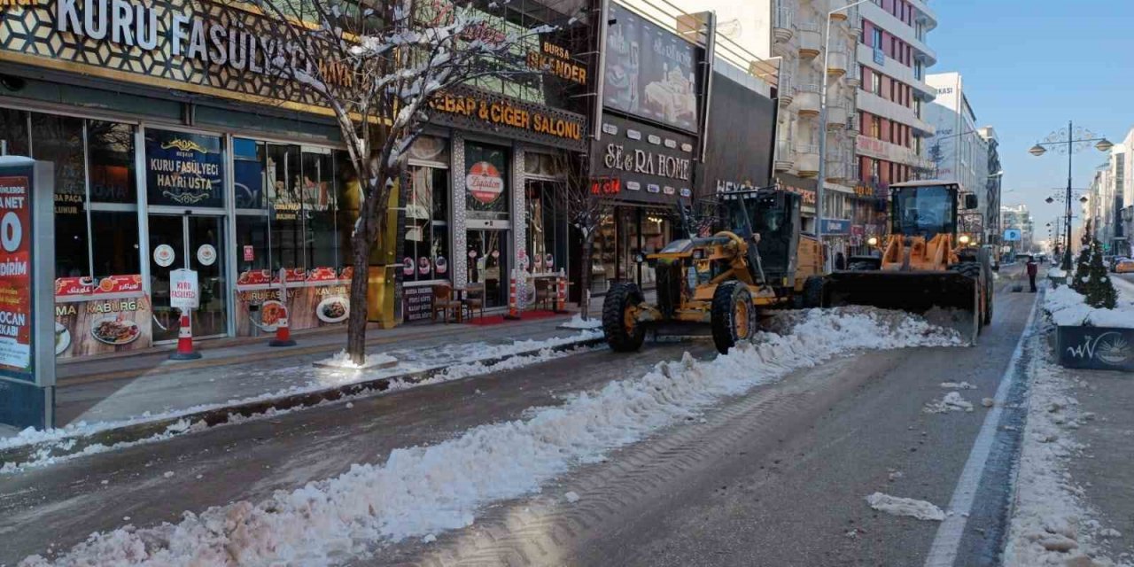 Van’da karla mücadele çalışması devam ediyor