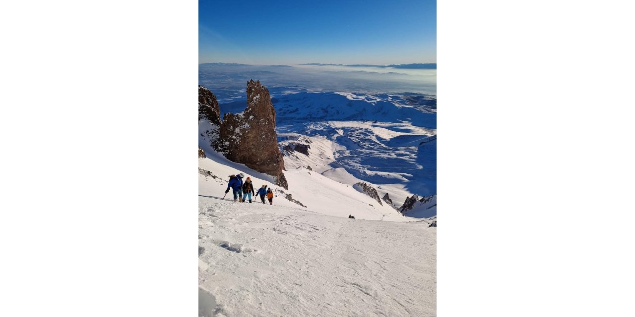 Erciyes’in zirvesinde Van Gölü’ne dikkat çektiler