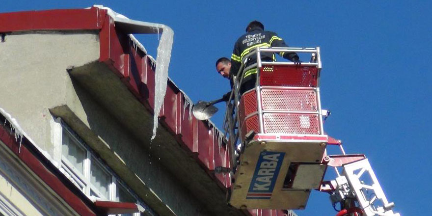 Kars'ta itfaiye ekiplerinin buz mesaisi