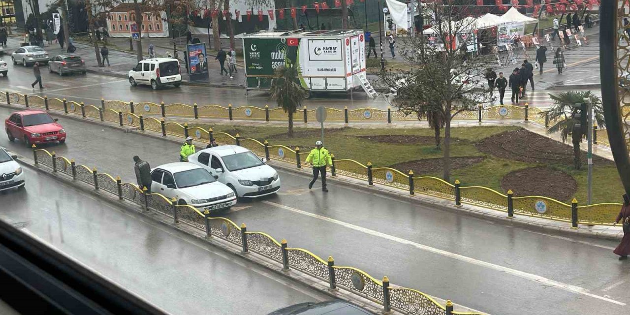 Trafikte arızalanan aracın yardımına polis ekipleri yetişti