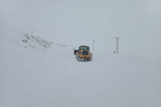 Hakkari’de 13 yerleşim yerinin yolu ulaşıma kapandı