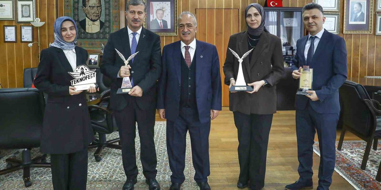 Ödüllü akademisyenlerden Rektör Çomaklı’ya ziyaret