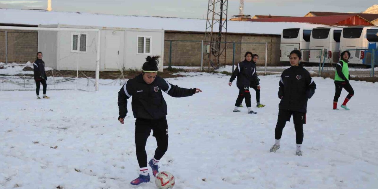 Van Büyükşehir Belediyespor Kadın Futbol Takımı, yeni sezona hazır