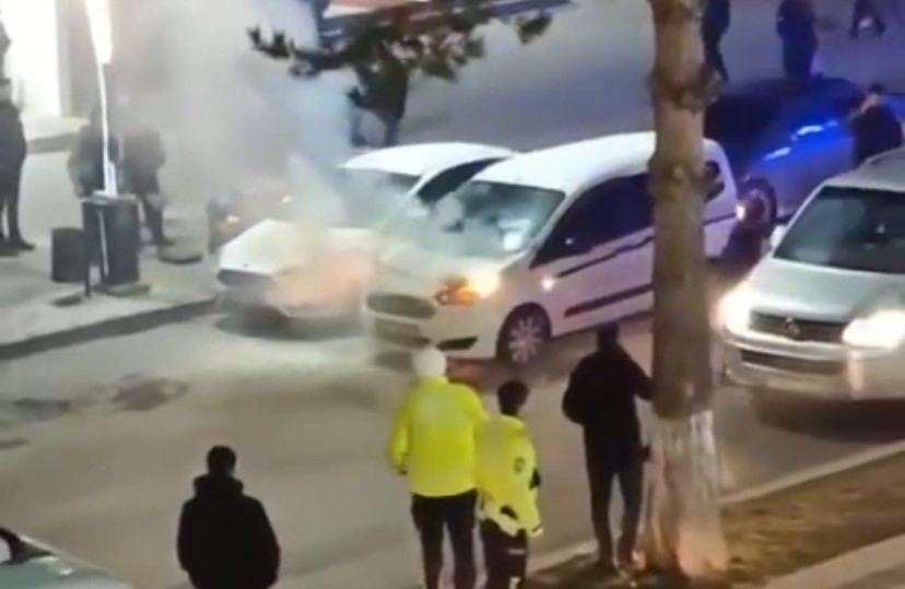 Tatvan’da seyir halindeki hafif ticari araç yandı