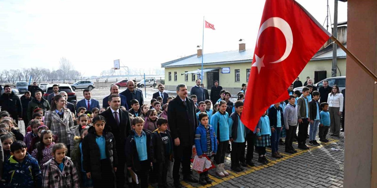 Vali Çiftçi öğrencilerin karne heyecanını paylaştı