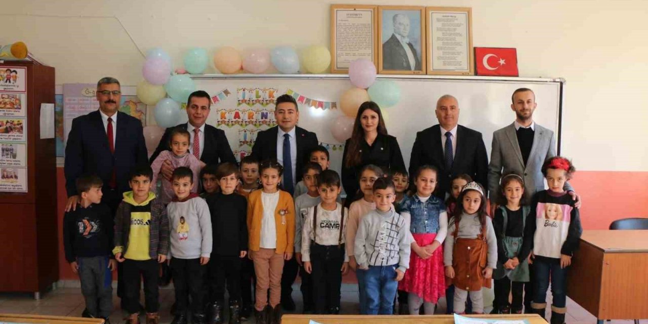 Kaymakamı Özçelik, öğrencilerin karne heyecanına ortak oldu