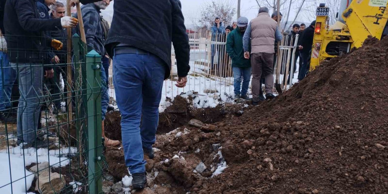 Varto’da intihar eden 2 öğrenci toprağa verildi