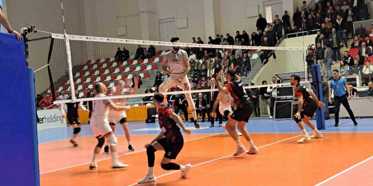 Efeler Ligi: TÜRŞAD: 3 - Spor Toto SK: 1