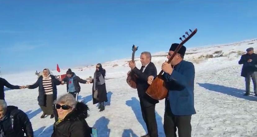 Buz tutan Çıldır Gölü’nü ziyaret edenlere sazlı sözlü karşılama