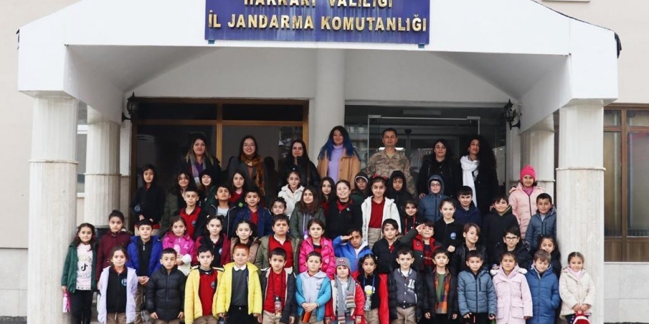 Hakkari jandarmadan öğrencilere sinema etkinliği sürprizi