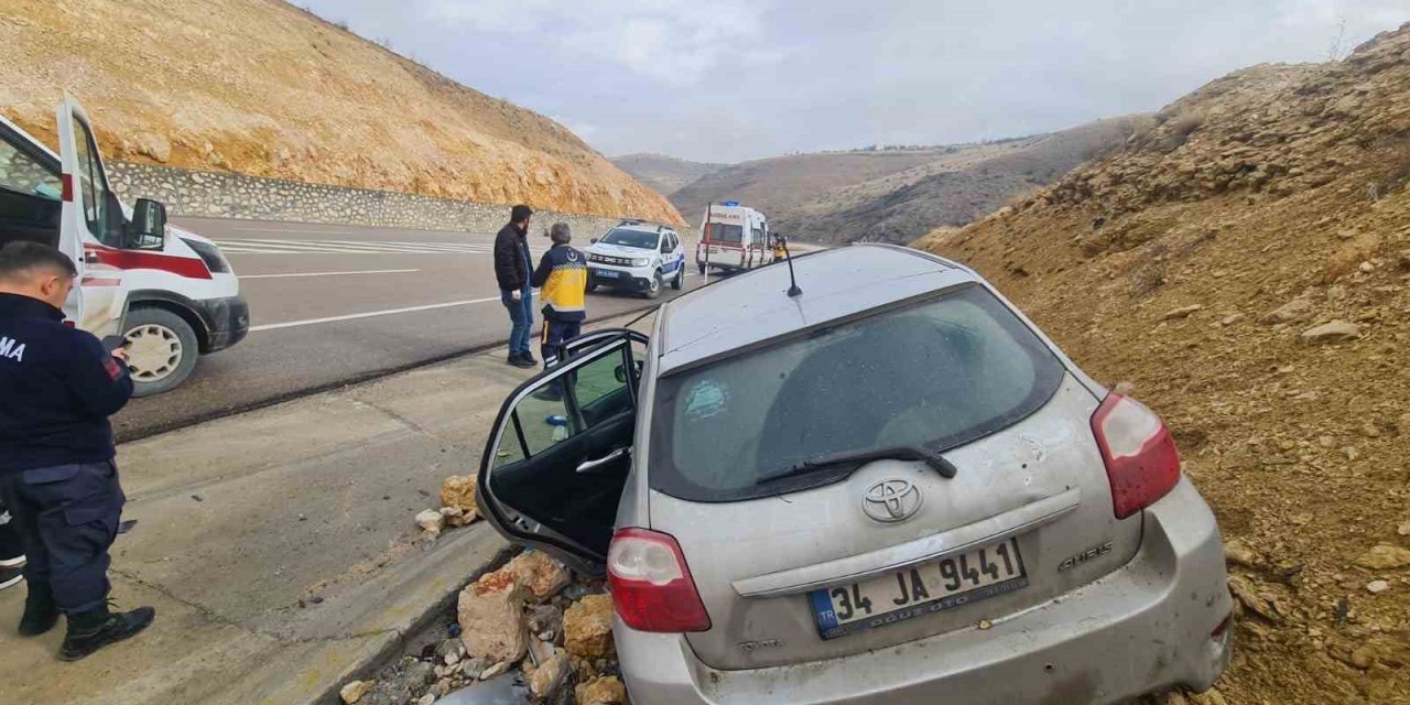 Malatya’da otomobil drenaj kanalına düştü: 3 yaralı