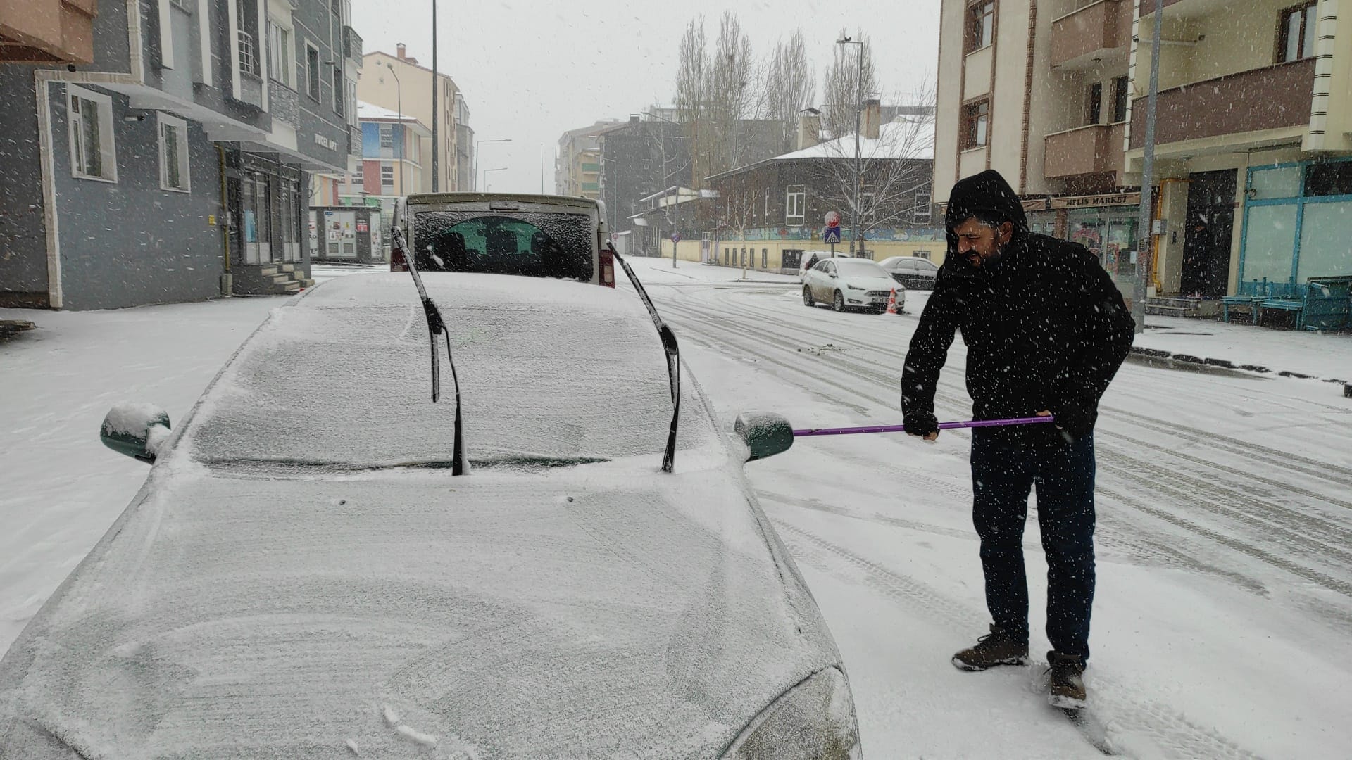 Kars'a beklenen kar yağdı, kent beyaza büründü