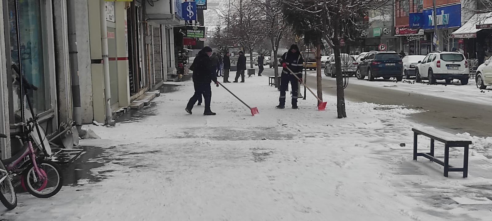 Kars Belediyesi kaldırım ve yolların karını temizliyor