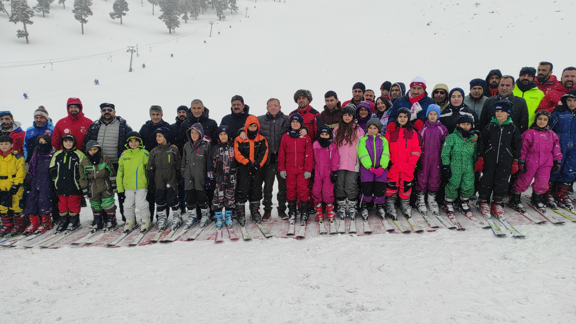 İlkokul öğrencileri kristal karlar diyarı Sarıkamış’ta kayak öğreniyor