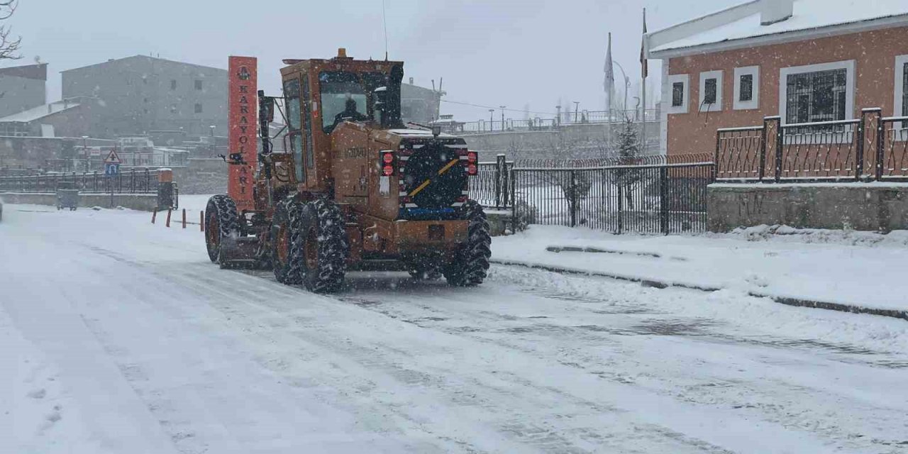 Başkale’de kar yağışı: 48 yerleşim yerinin yolu kapandı