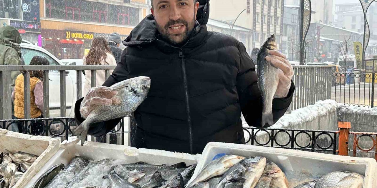 Yüksekova’da balık tezgahlarına yoğun ilgi