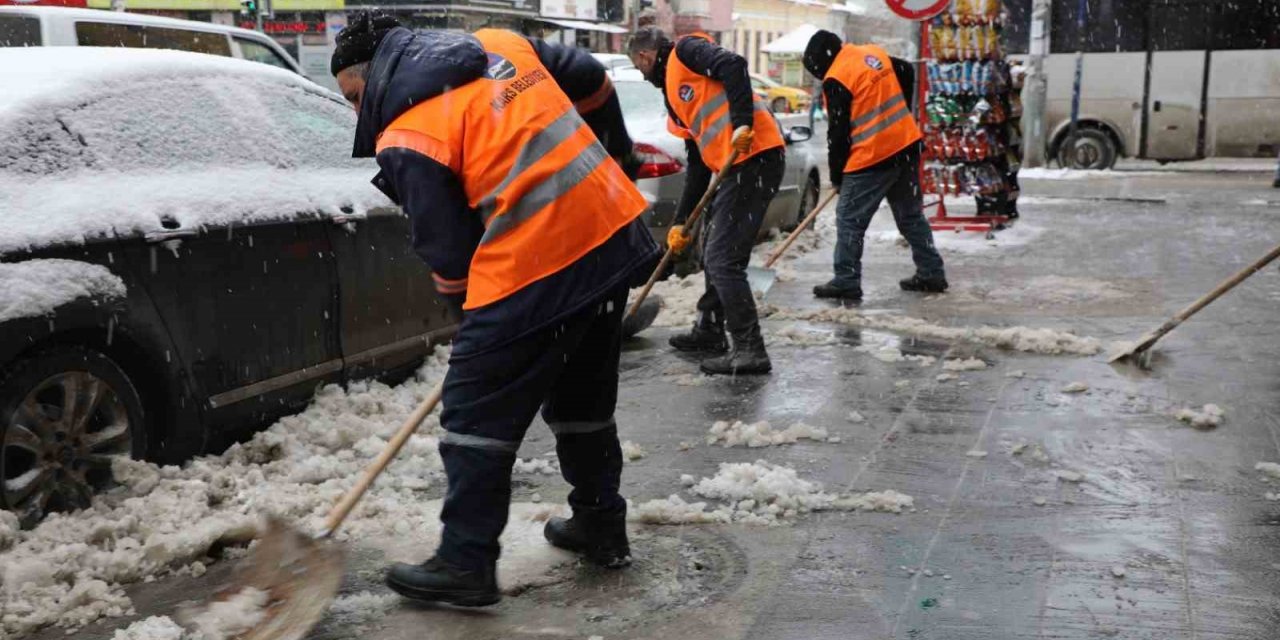 Kars’ta yol ve kaldırımların karı temizleniyor