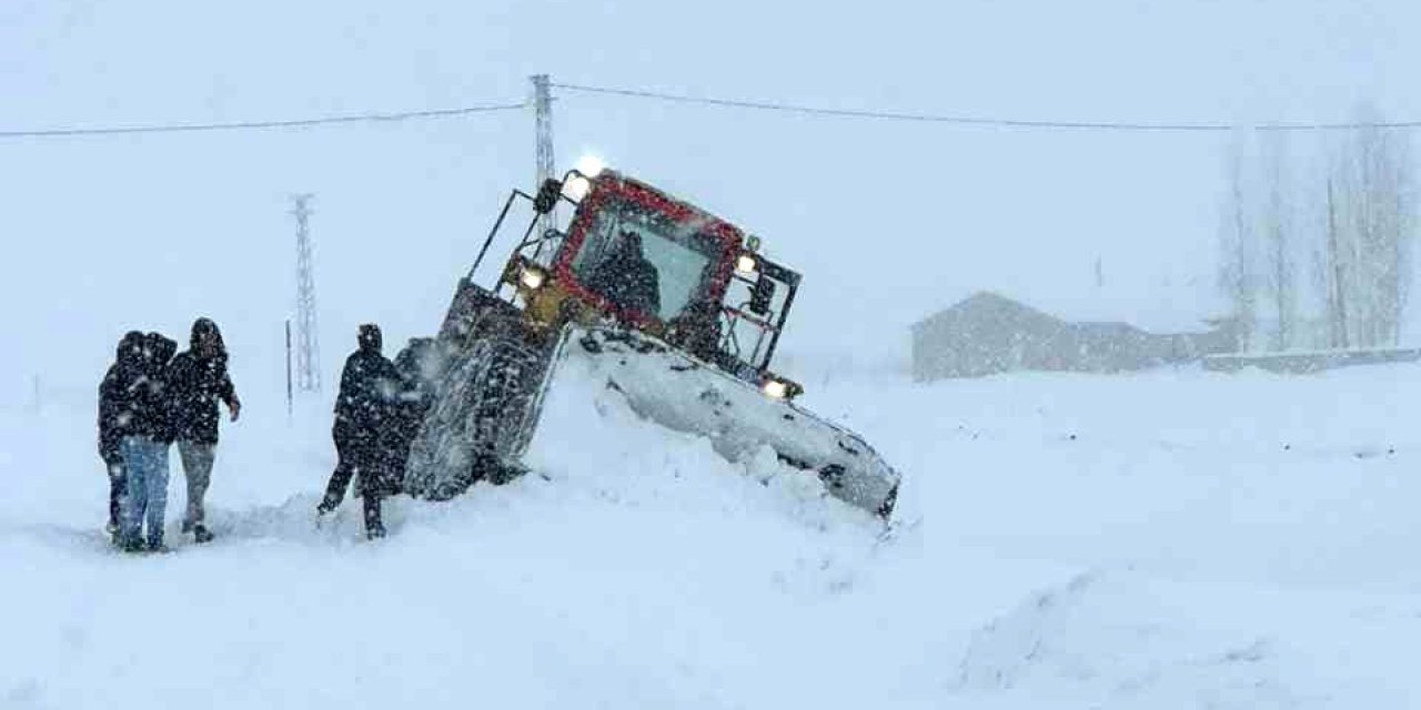 Van’da kurtarma çalışması sırasında iş makinesi kara saplandı